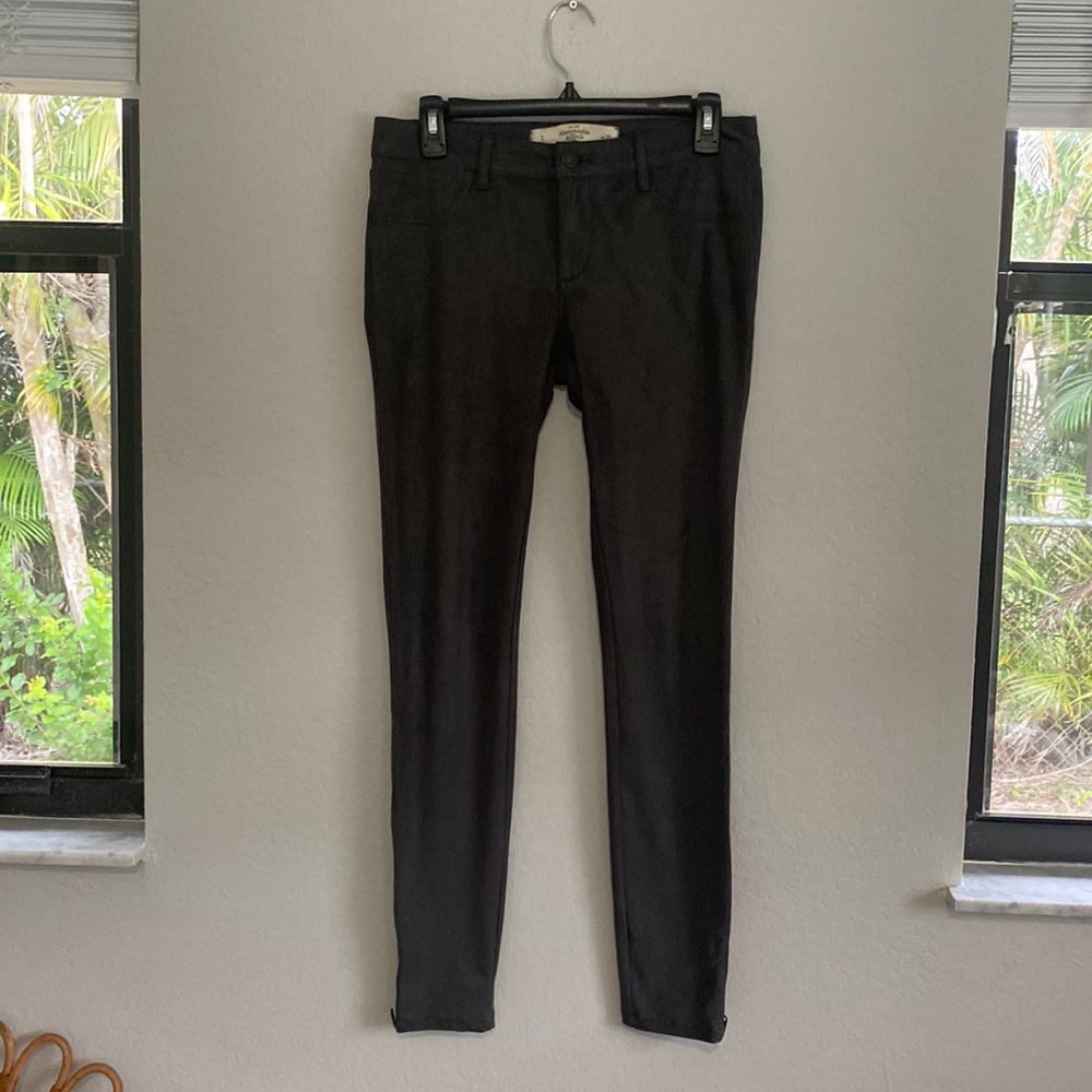 Super soft charcoal gray skinnies w/ zippers on bottom